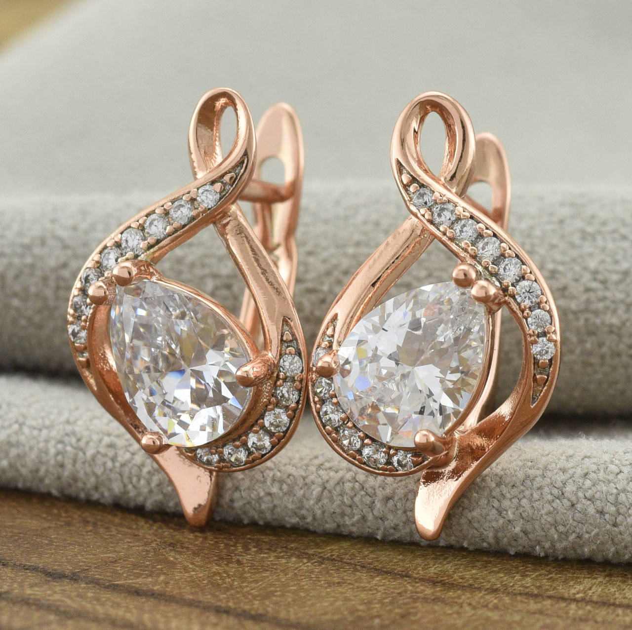 

Серьги Xuping 31984 размер 19х11 мм белые фианиты вес 3.4 г позолота РО