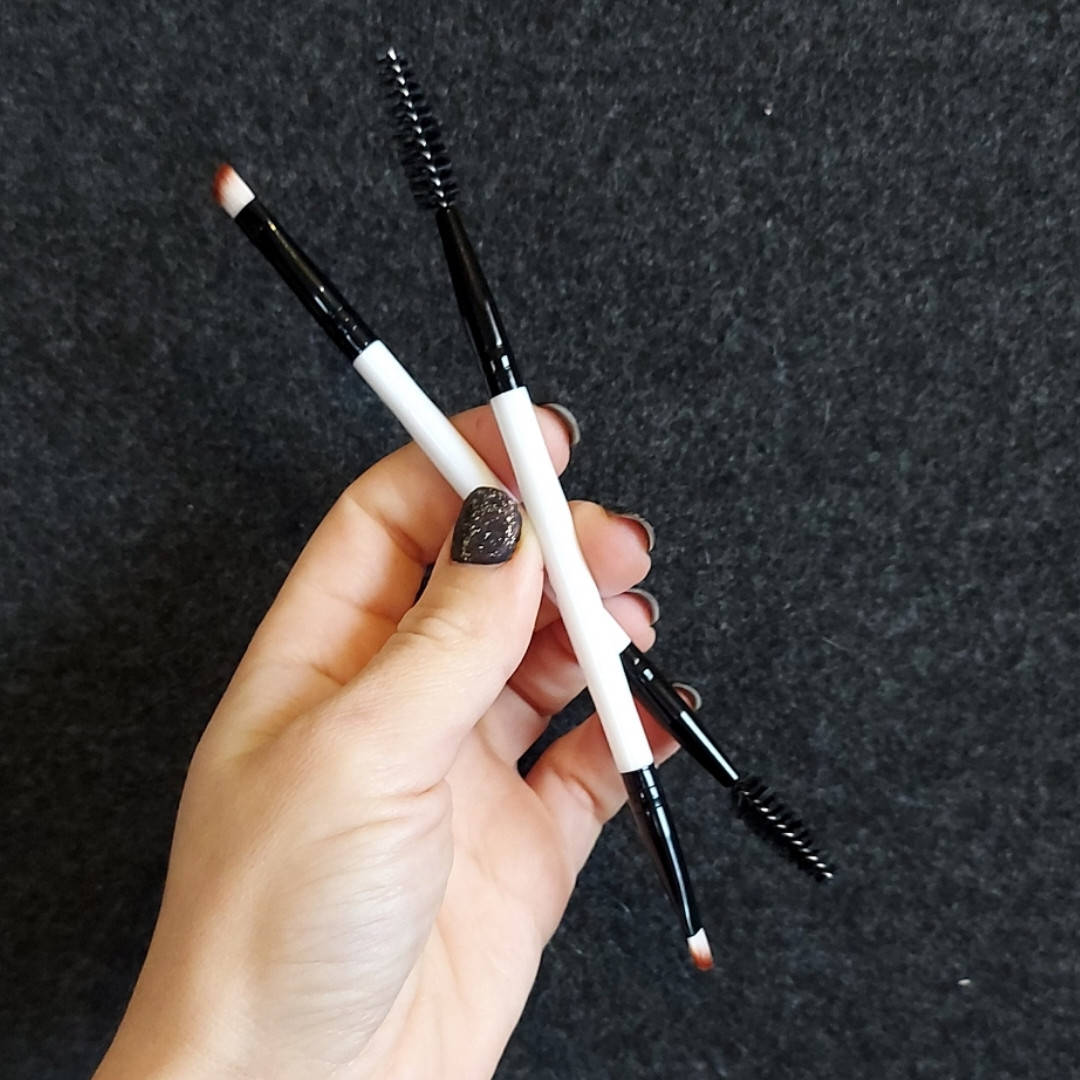 

Кисть для бровей двусторонняя