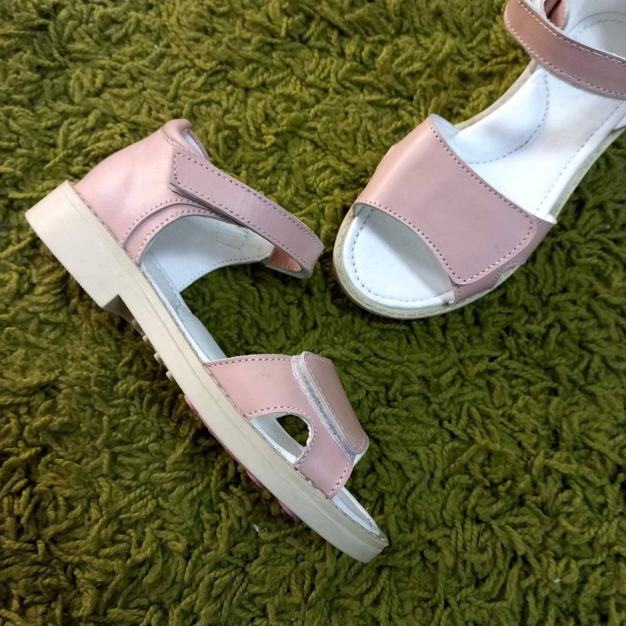 

Кожаные розовые босоножки для девочки пудра 33 размер, Розовый