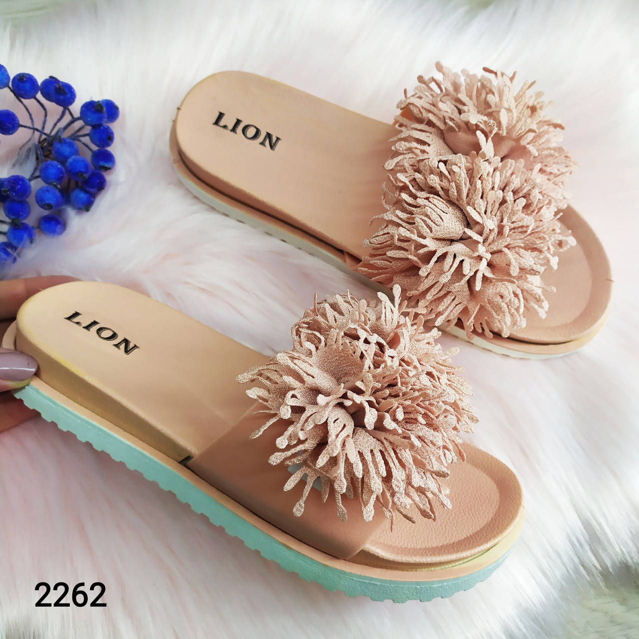 

Модные женские шлепанцы с пушистыми цветами, пудра