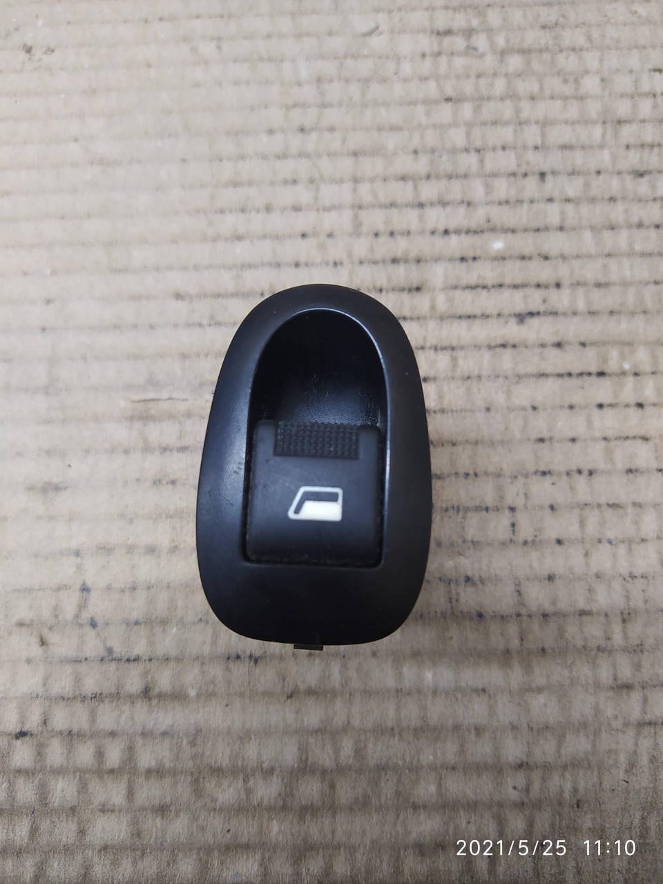 

Кнопка стеклоподъемника Citroen C3 Pluril 2594302