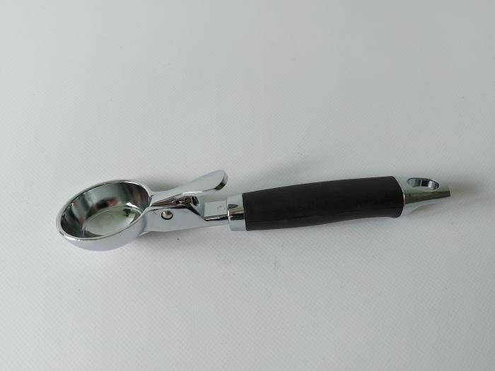 

Ложка для мороженного нержавеющая с выталкивателем L 21 cm, d 5 cm.