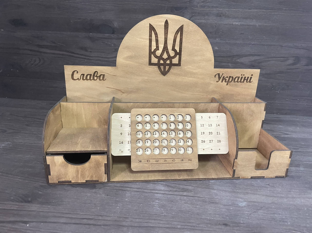 

Органайзер из дерева с календарем. Слава Украине