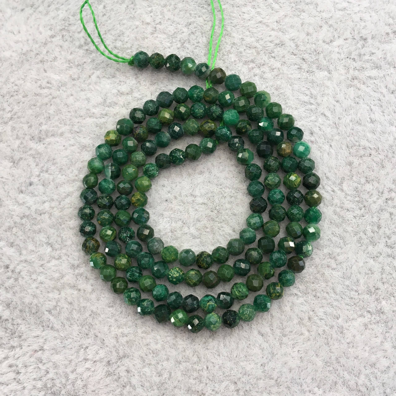 

Бусины на нитке Нефрит граненый шарик d=3мм длина 38см