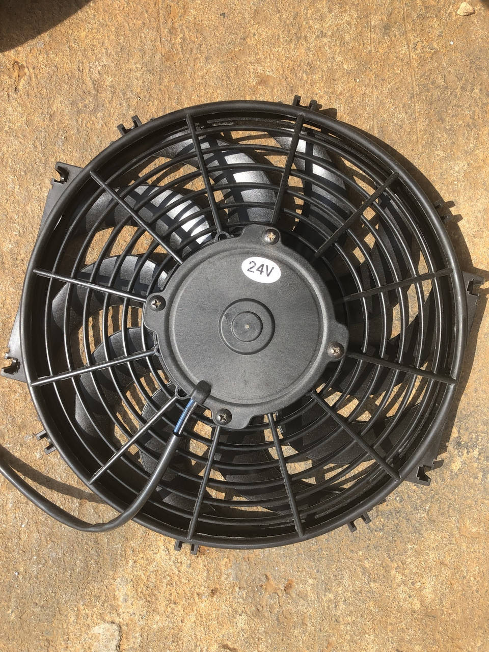 

Вентилятор универсальный (конденсатора) 12 "(дюймов, 32см ) 24 Вольта