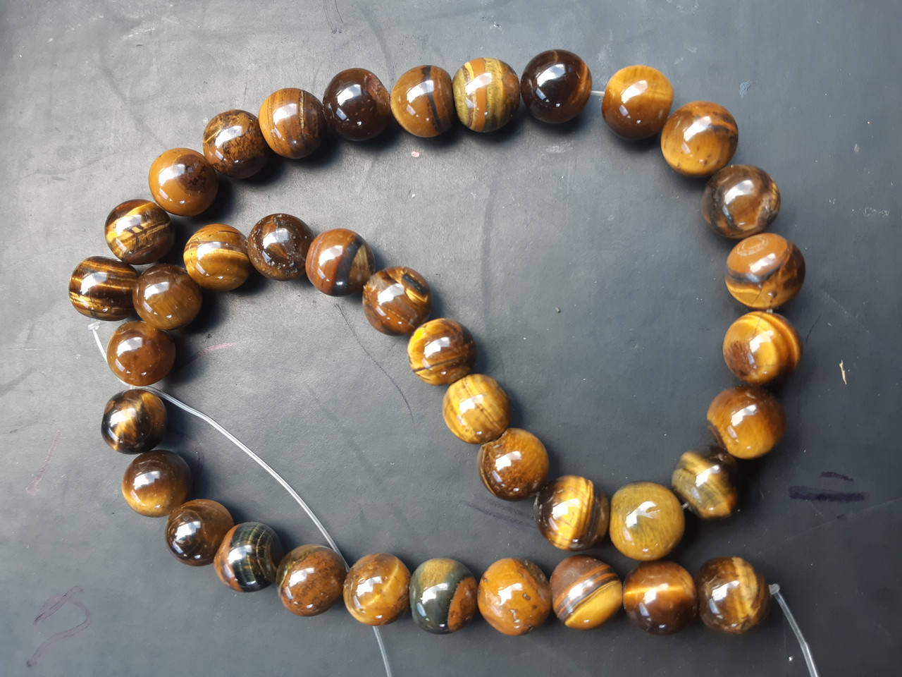 

Бусины Тигровый глаз гладкий шарик d-12мм(+-) L-37см