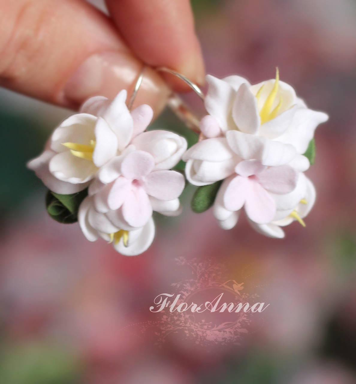 

Красивые авторские серьги "Фрезии с гортензиями"