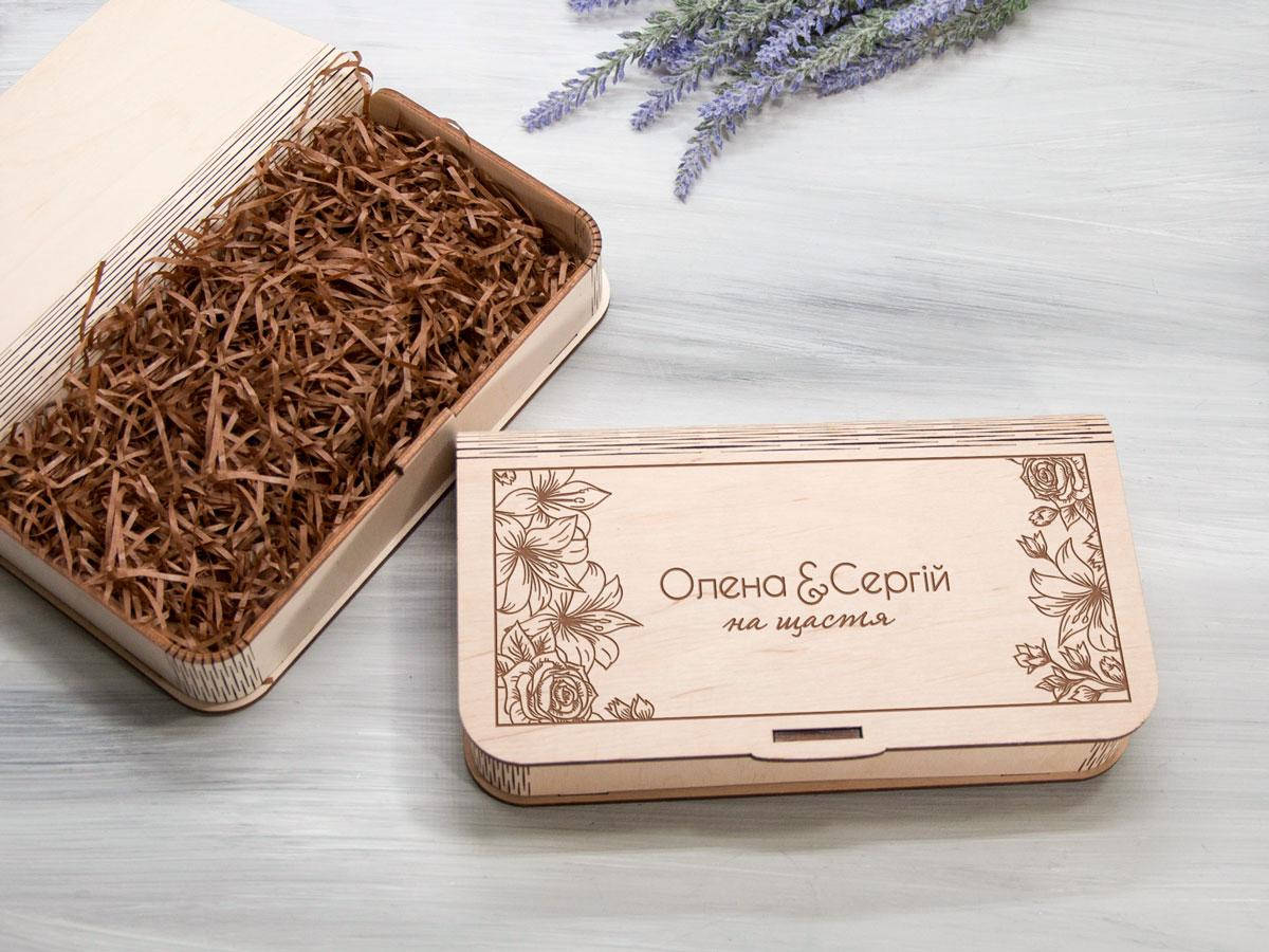 

Подарочная коробка-конверт для денег на свадьбу с именной гравировкой для молодоженов, Natural (светлое дерево)