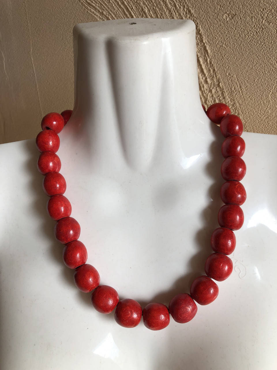 

Бусы, красные, крупные,одна нитка