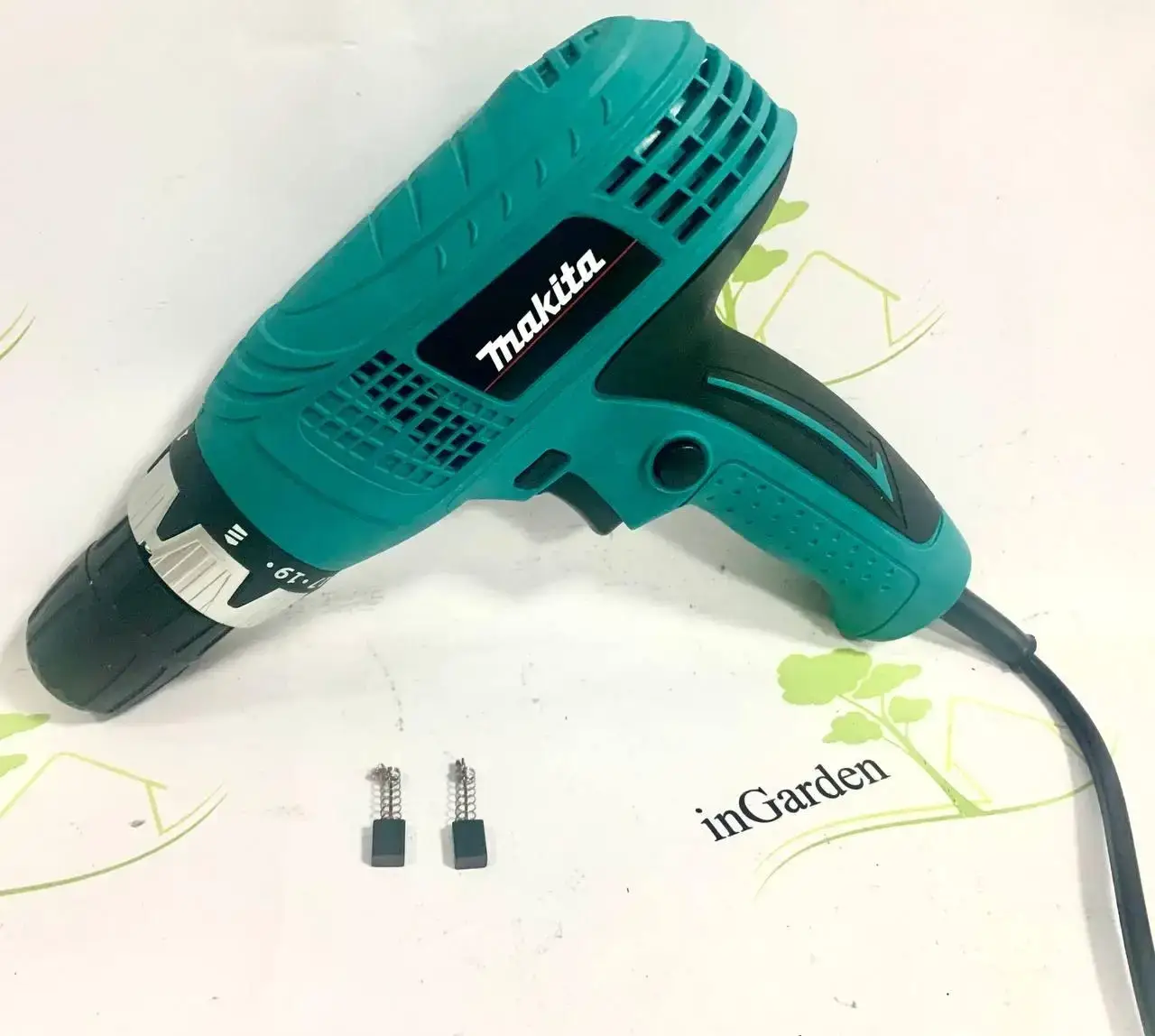 

Шуруповерт сетевой Makita 6830