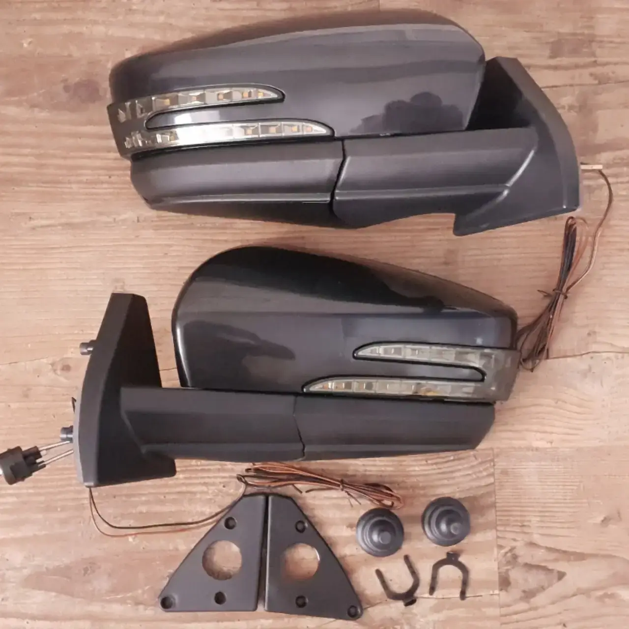 

Зеркала боковые типа Гранта-Лифтбек адаптированные под Ваз-2108-2115 с двойным повторителем поворота в Lexus