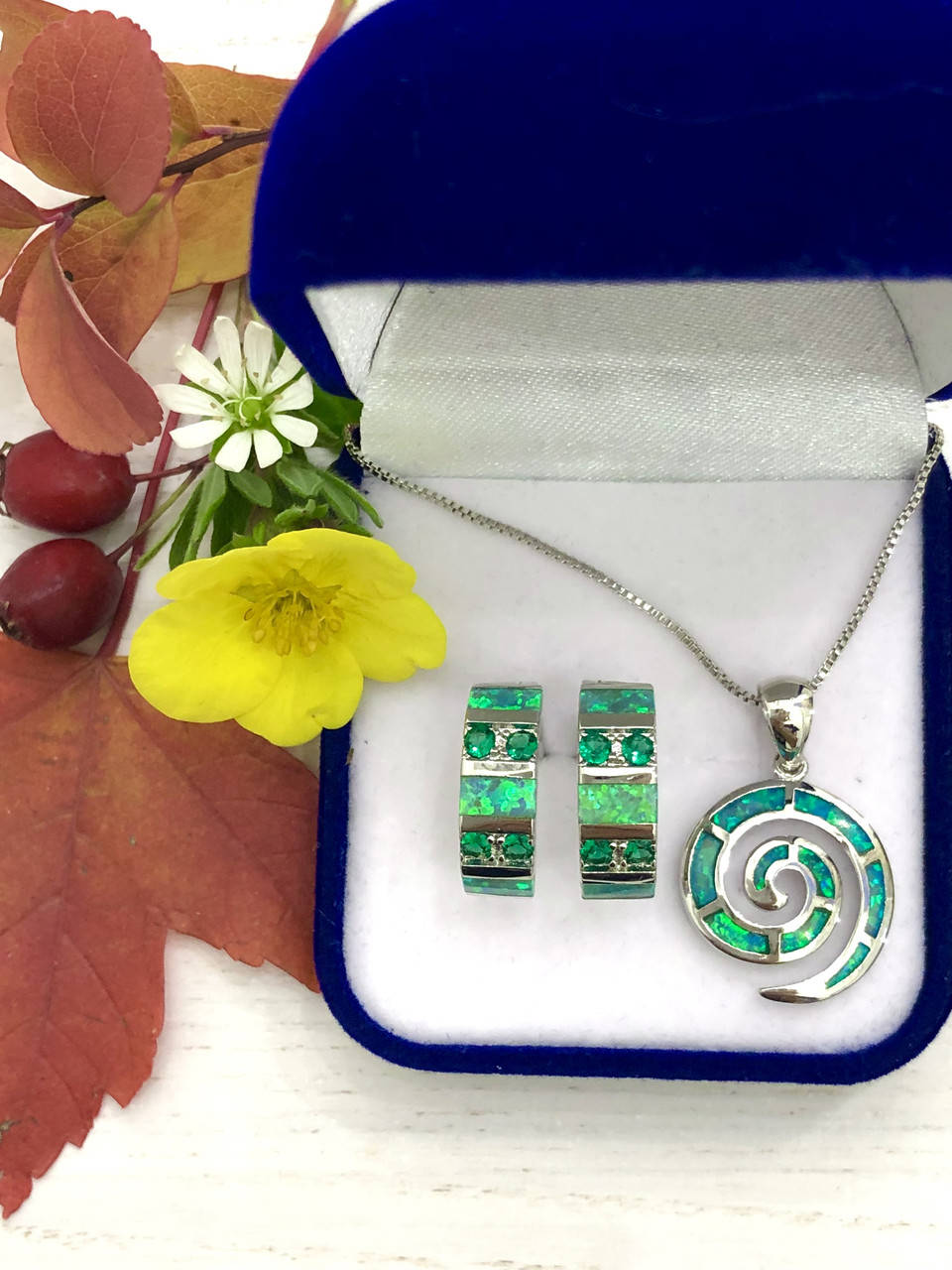 

Серебряный комплект украшений с зелёным опалом