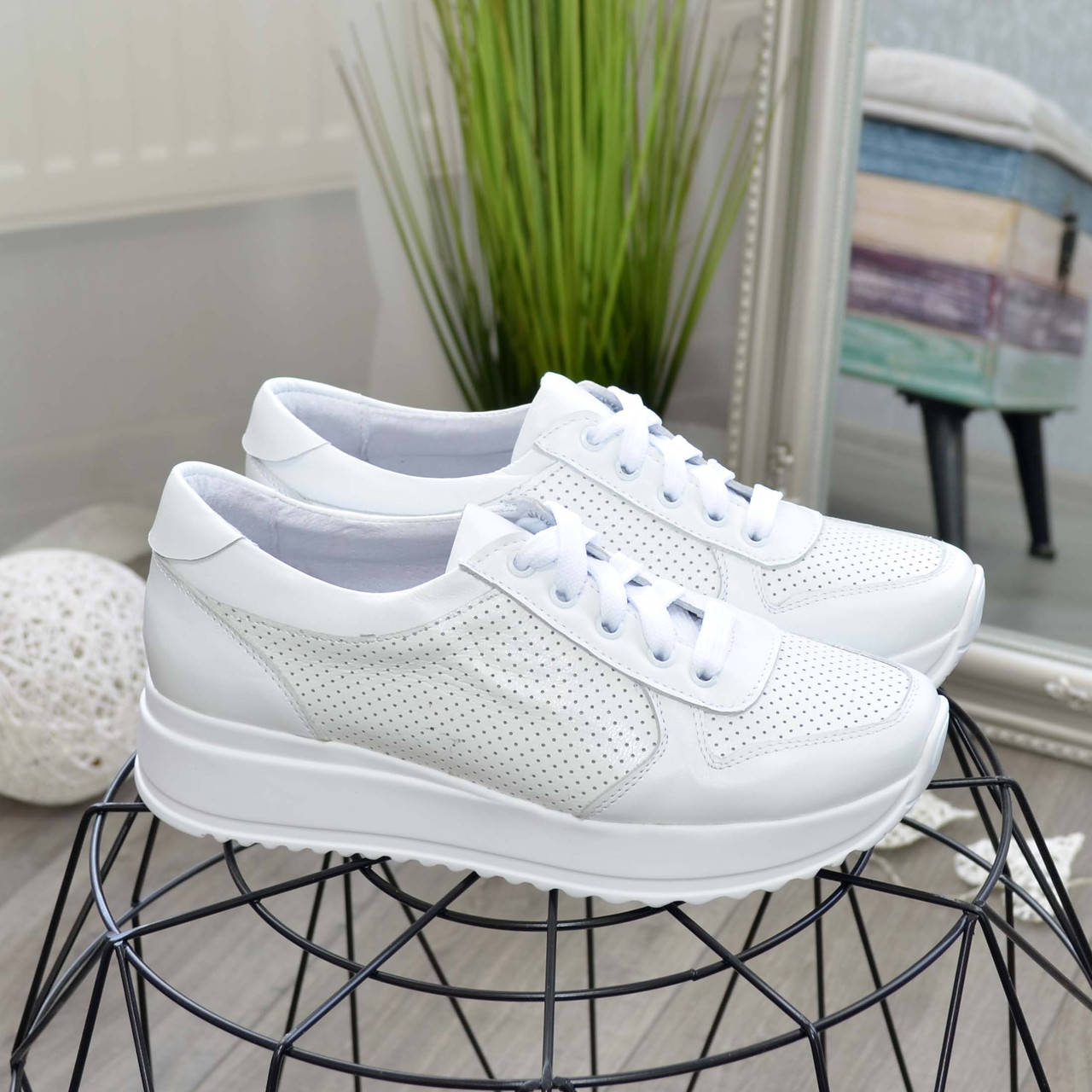 

Стильные кожаные кроссовки из перфорированной кожи, цвет белый