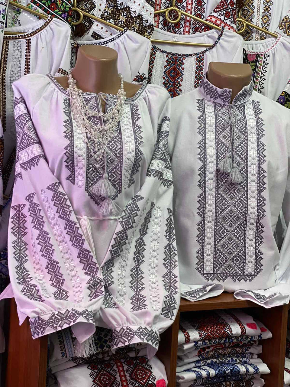 

Срібні вишиванки для пари, Белый