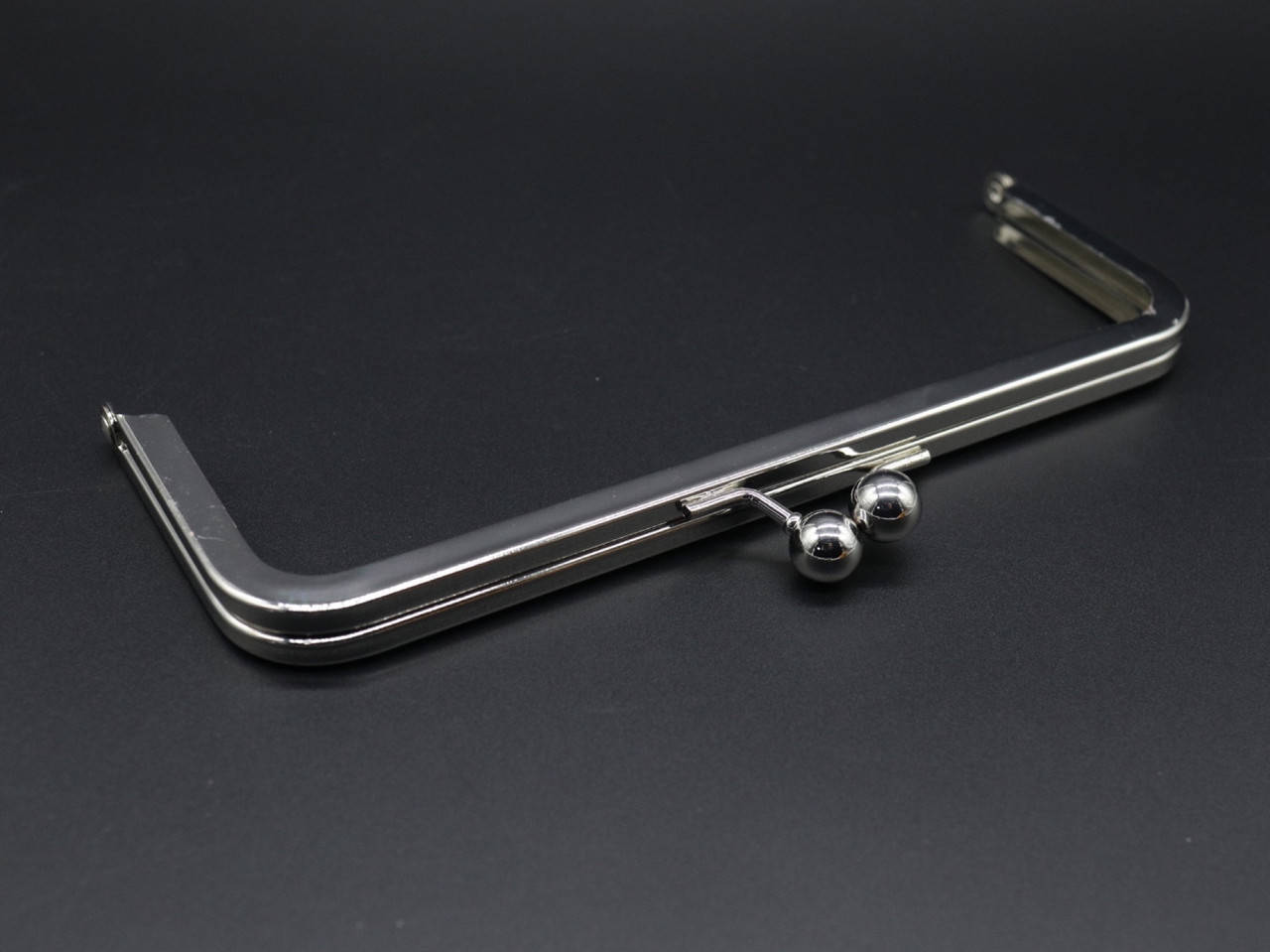 

Фермуар. Цвет серебро. 20,5см