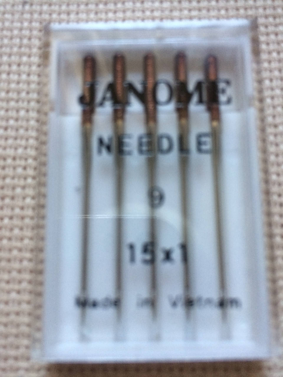 

Игла JANOME №65 для тонких тканей красная колба