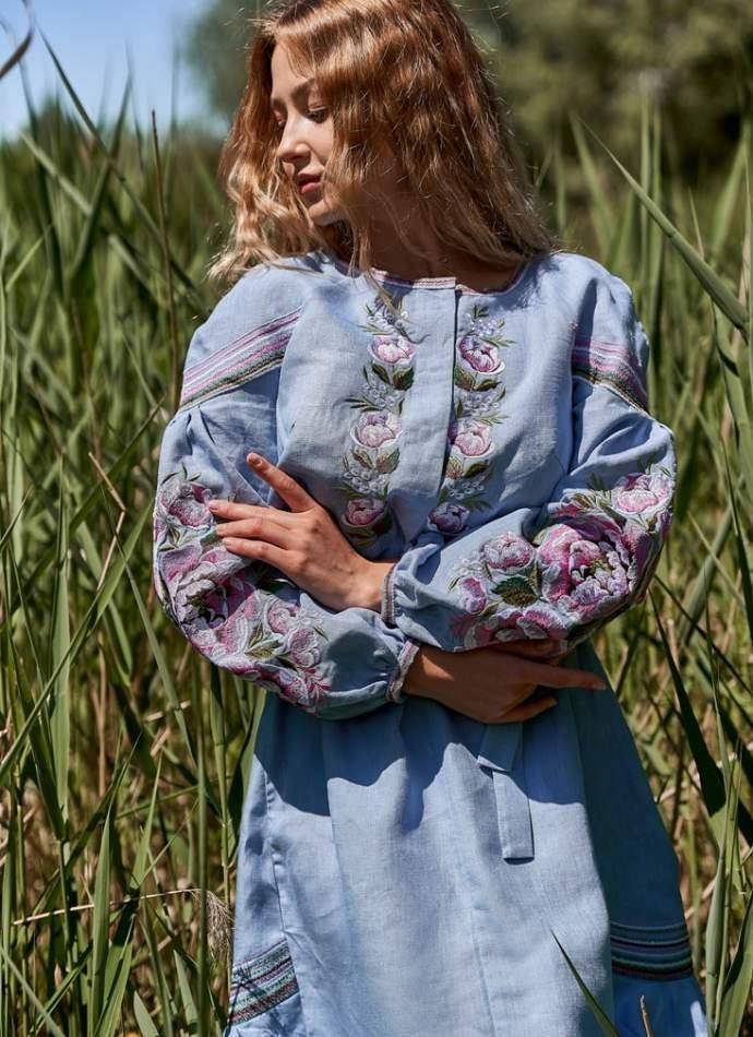 

Женское платье-вышиванка "Пионы" миди, голубой лен 42-58 р, Красный