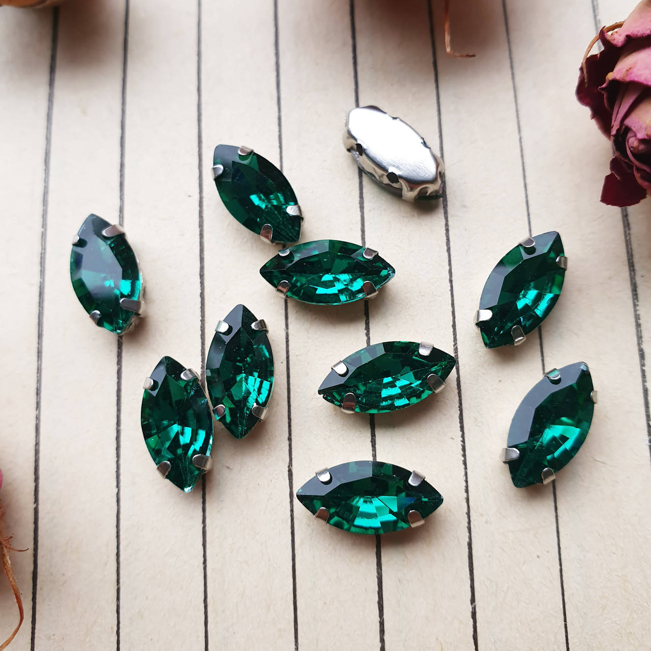 

Стрази в цапах, човник 6*12 мм, колір Green Zircon