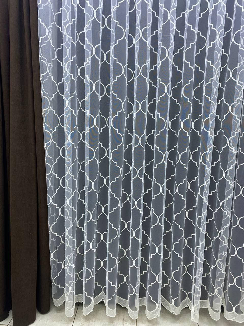 

Фатиновый тюль с вертикальным узором. Цвет: молочный