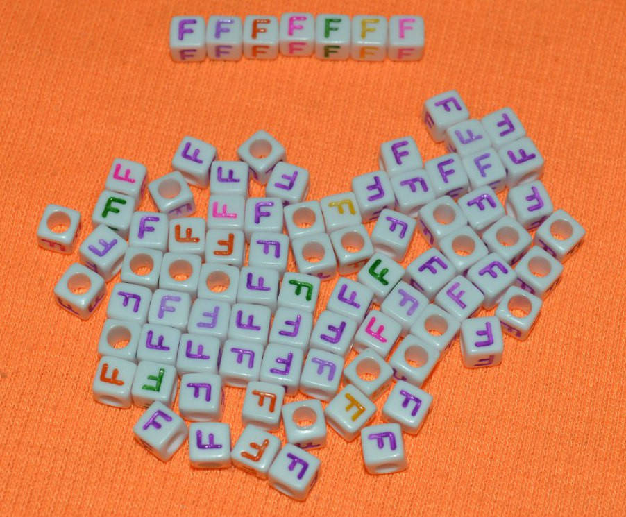 

Бусины алфавит на белом фоне "F" 6 мм