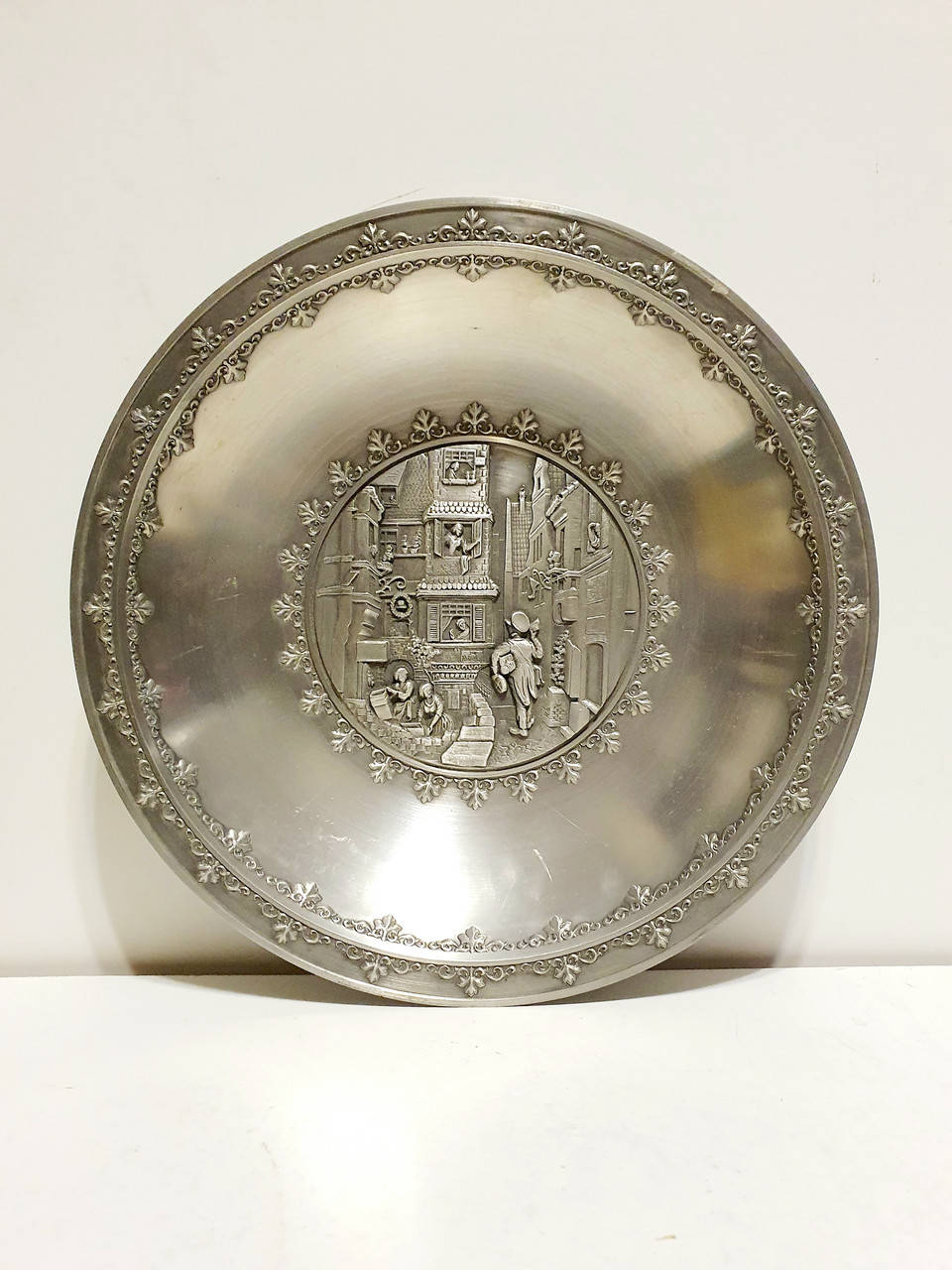 

Шикарная оловянная конфетница Долгожданное известие