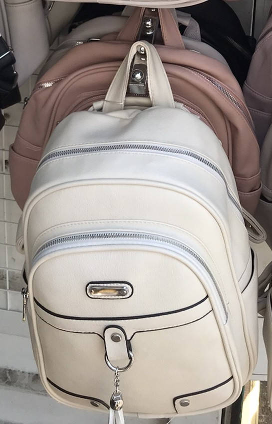 

Рюкзак женский городской на молнии с кисточкой и карманом 33*25 см искусственная кожа в разных цветах Kuznec, Разные цвета