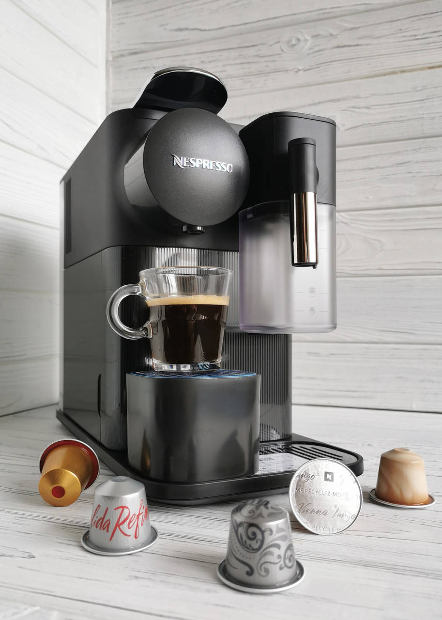 

Кофемашина Nespresso Lattissima One Black