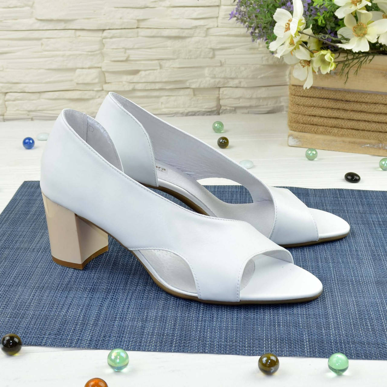 

Женские кожаные белые босоножки на устойчивом каблуке