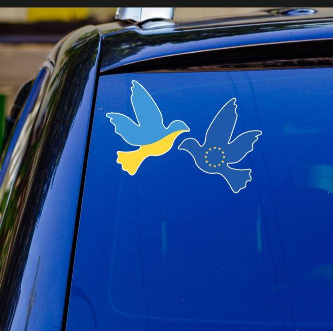 

Патриотическая наклейка на машину "Голуби мира: Украина + ЕС" (ЖБ) 27х19 см - на стекло / авто / автомобиль, Разные цвета