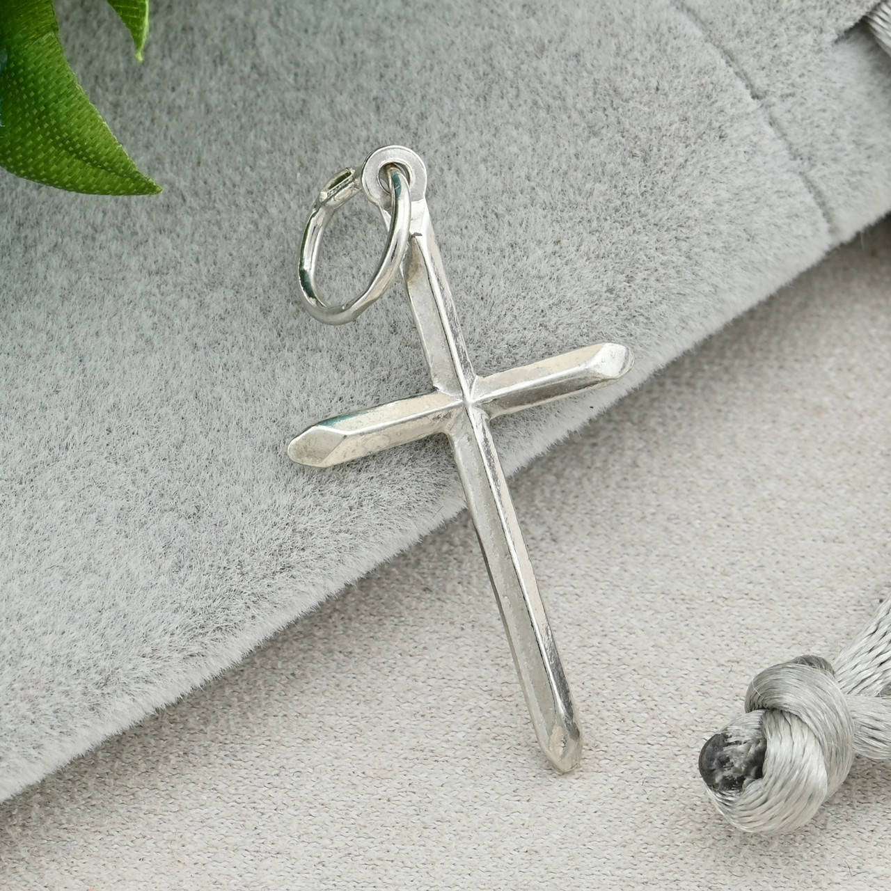 

Серебряный крестик П3065р размер 34х16 мм вес 1.14 г