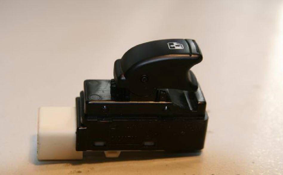 

Кнопка (без панели) стеклоподъемника перед. правая Aveo (Т250) Vida 96652191