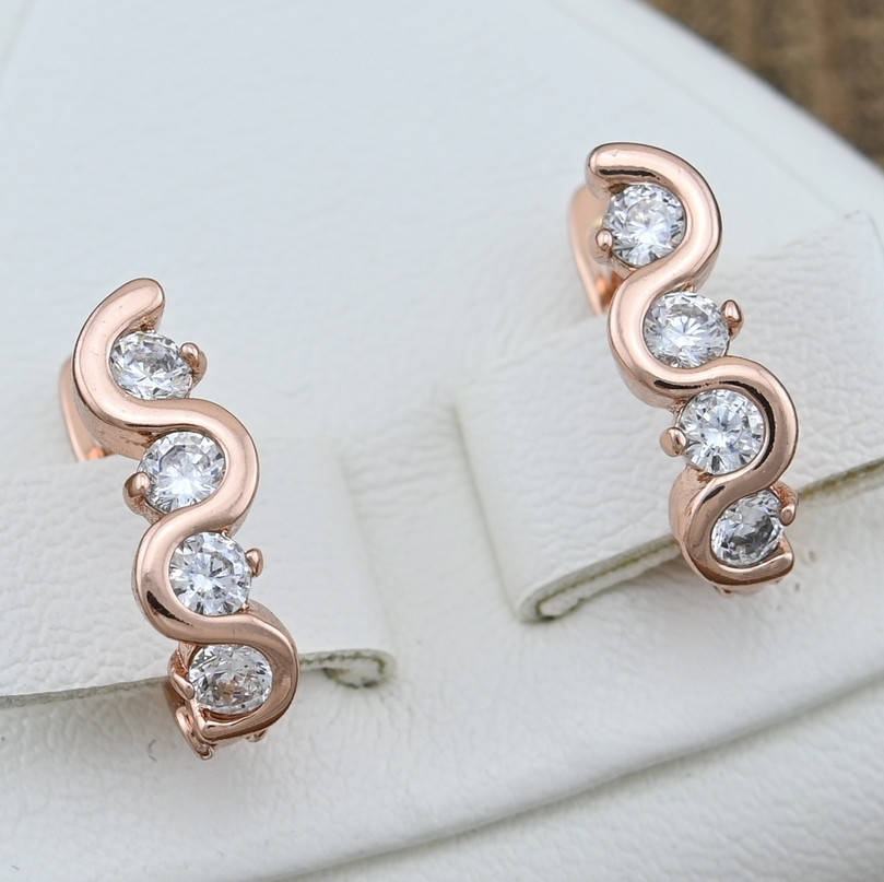 

Серьги Xuping 30340 размер 15х5 мм белые фианиты вес 2.6 г позолота РО