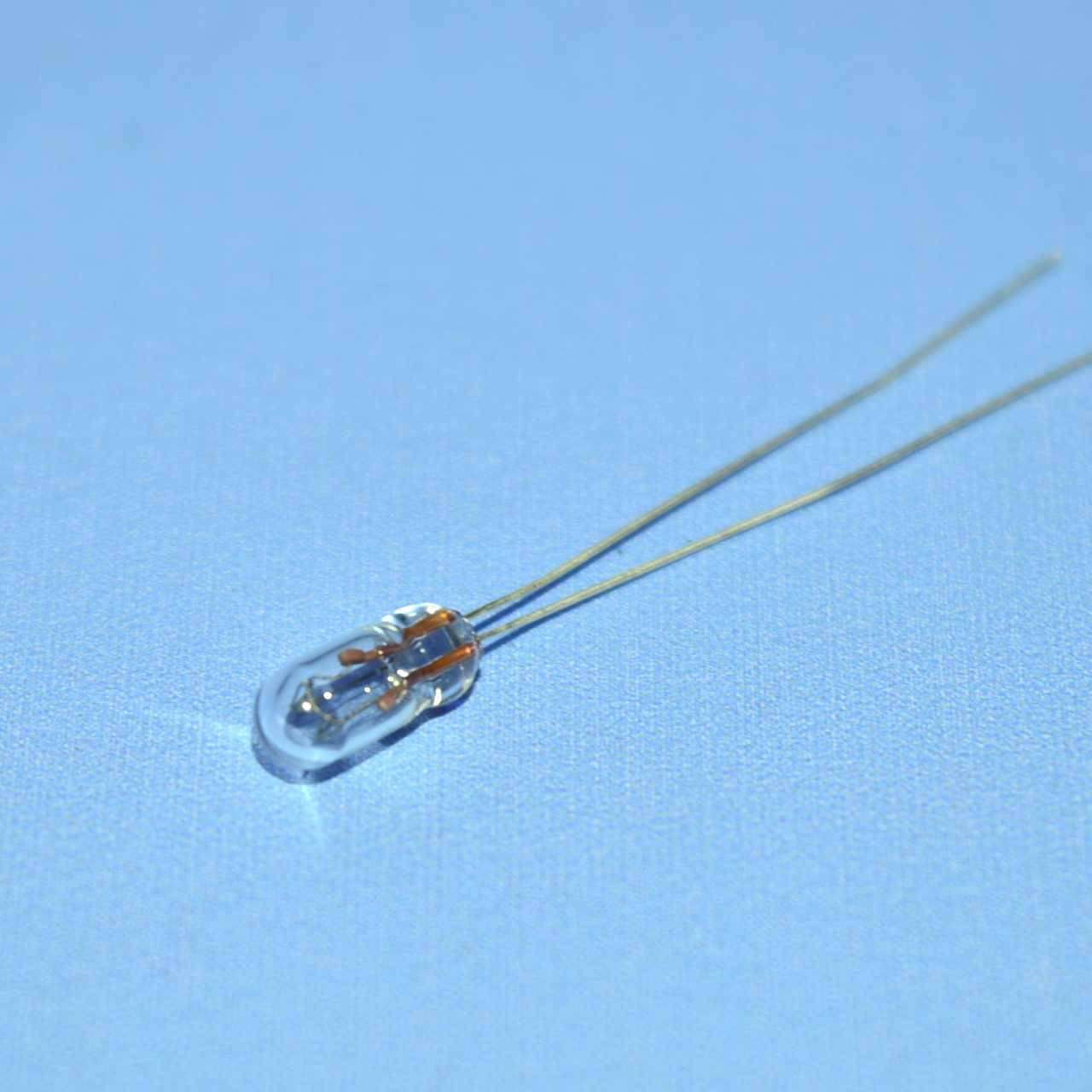 

Лампочка миниатюрная 12V 50mA d3mm прозрачная LAMP-3X7-12V Brightmaster