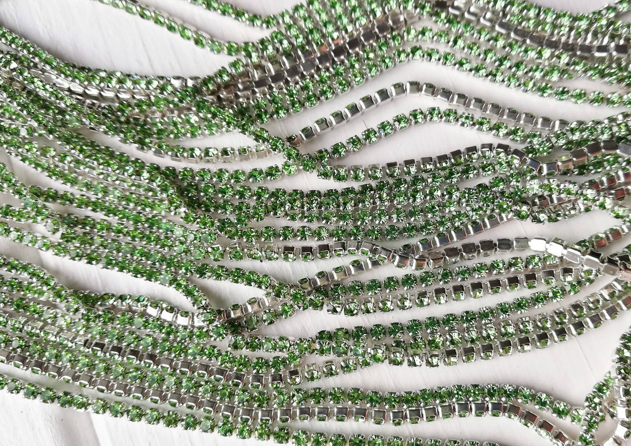 

Стразова стрічка Салатний колір 1,5 мм (SS4). Метал під срібло. Ціна за 10 см