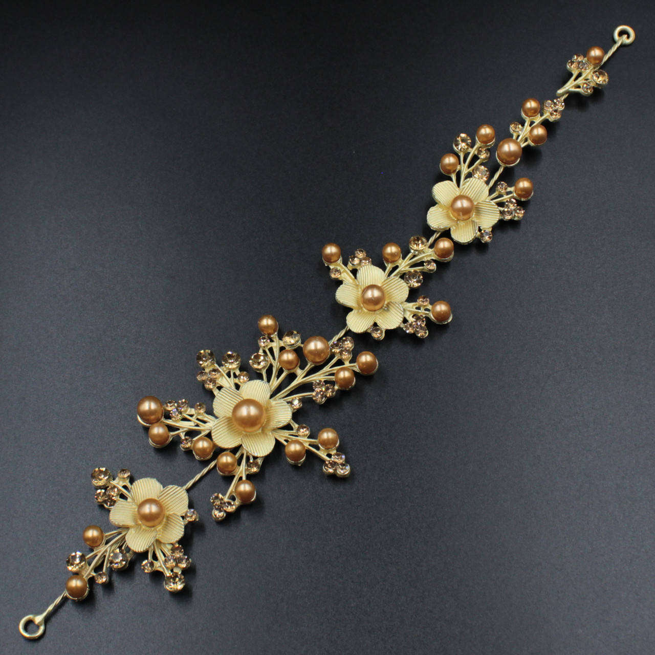 

Веточка в прическу для волос металическая золотистая с жемчугом в камнях цветочек 28 см с двумя неведимками, Золотистый