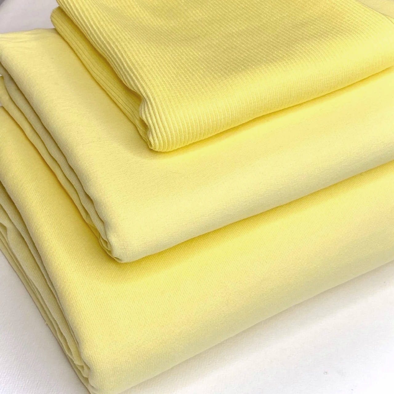 

Довяз к ДВУХНИТКЕ Желтый пастельный Состав: 95% хлопок 5% эластан для спортивной одежды кофточек водолазок