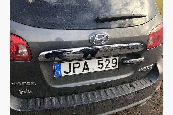 

Hyundai Santa Fe 2006-2012 Накладка над номером