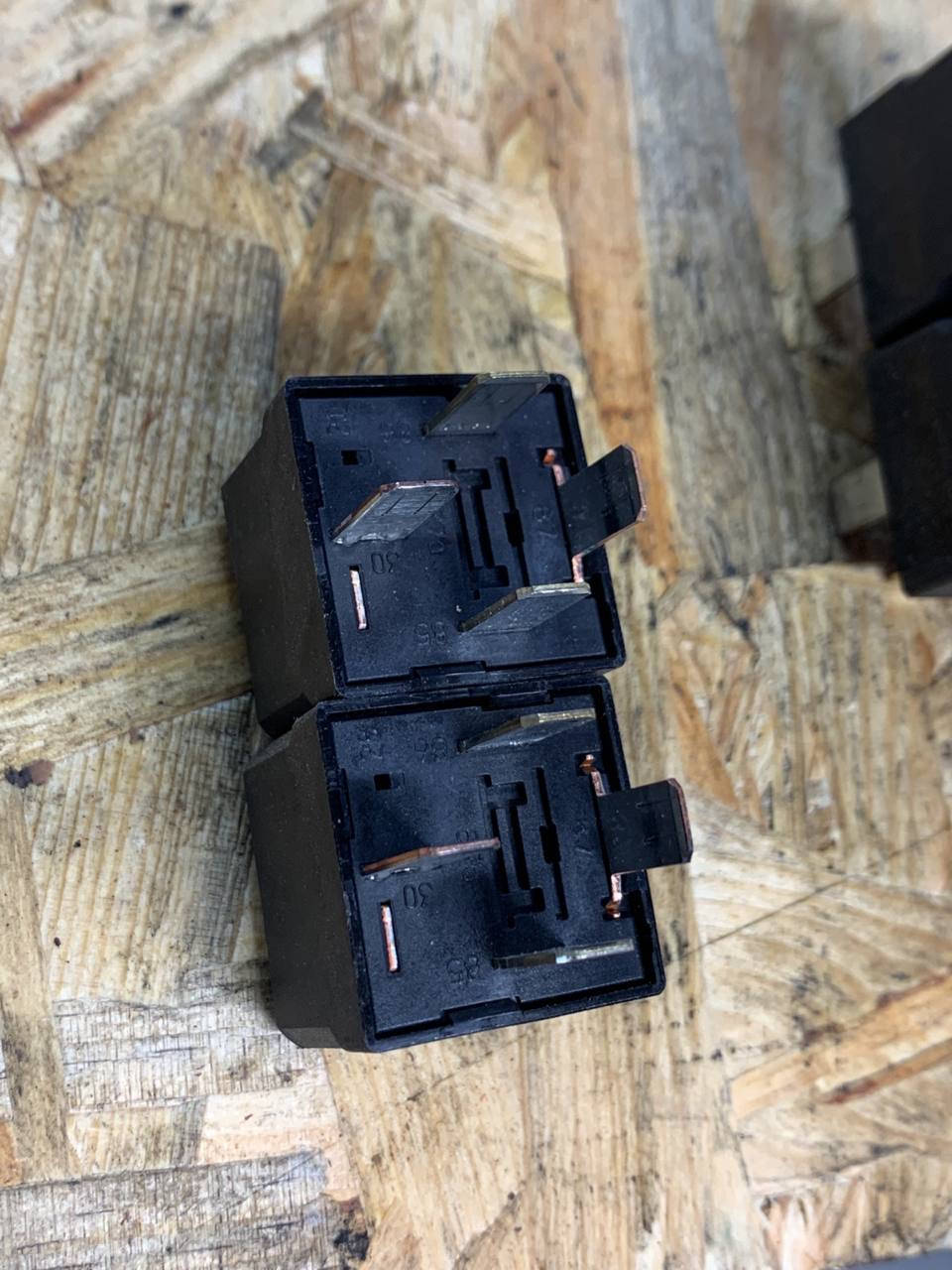 

13171831 131 718 31 Реле автомобильное Оpel Аstra H 04 GM запчасти б/у шрот