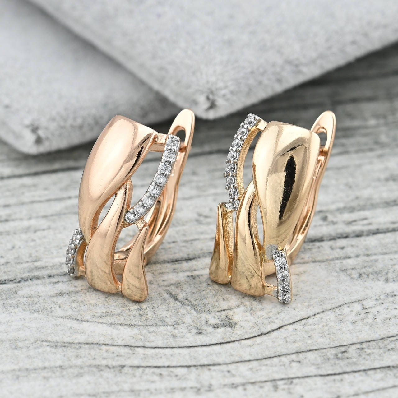 

Серьги с родированием 35795 размер 17х9 мм вес 3.6 г белые фианиты позолота 18К