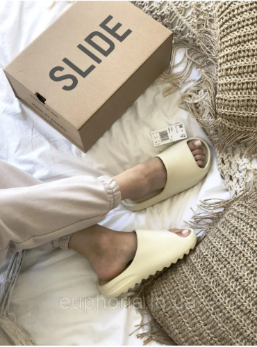 

Тапки женские Adidas Yeezy Slide Bone, бежевые