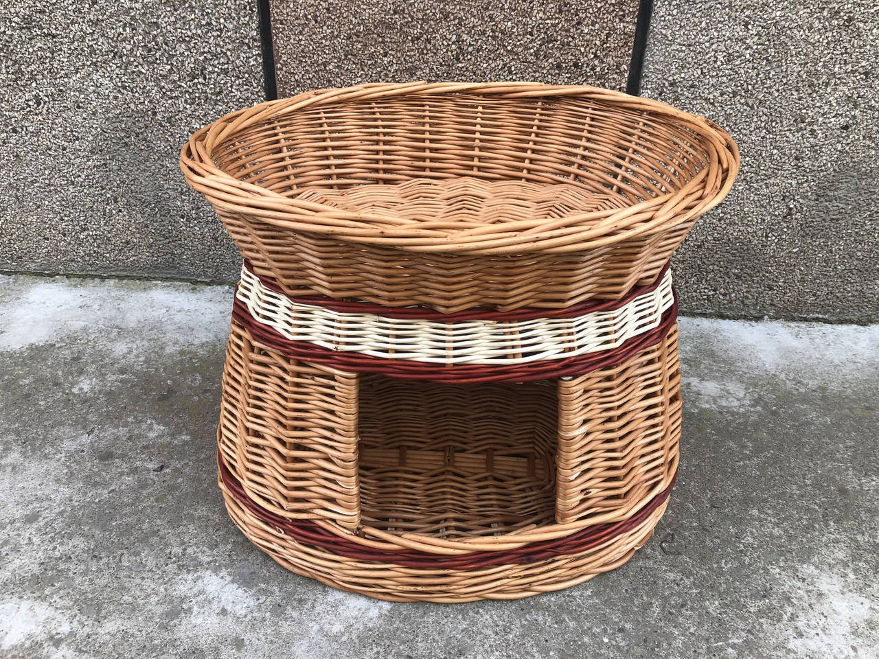 

Плетена корзина домик( лежанка) для домашніх животних