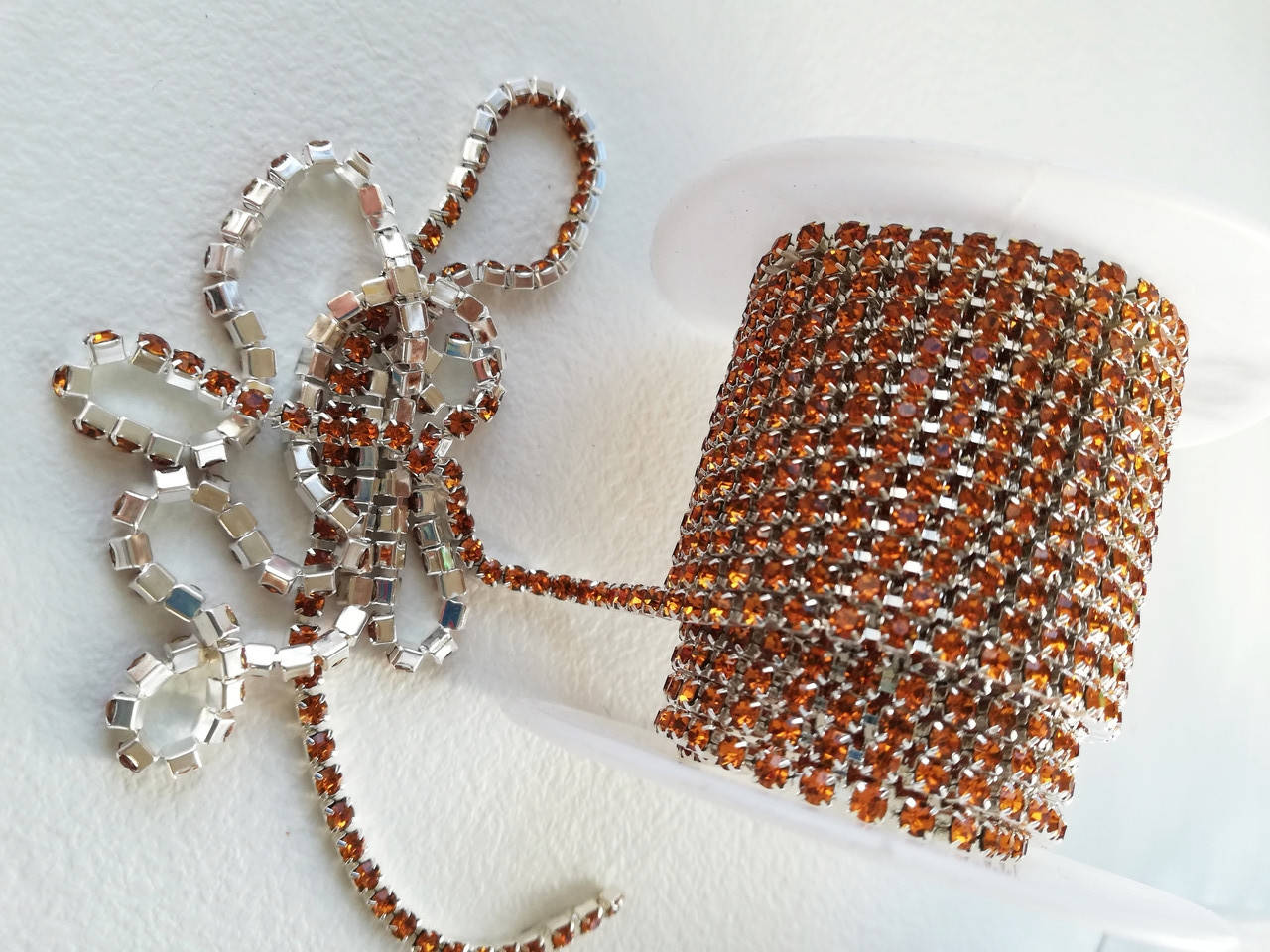 

Стразова стрічка Topaz 2мм (SS6). Метал під срібло. Ціна за 10 см