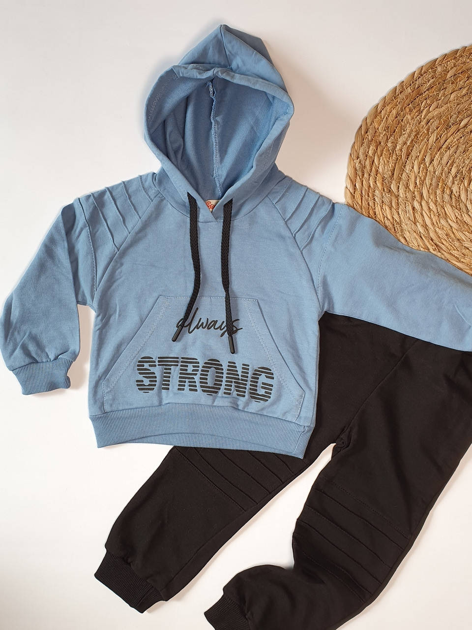 

Спортивный костюм на мальчика 2-5лет 104