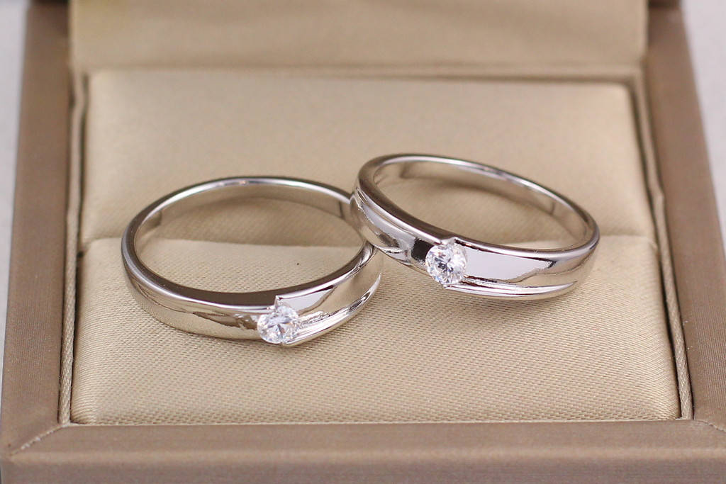 

Кольцо Xuping Jewelry гладкое с камешком 3 мм бортики на противоположных сторонах р 19 серебристое