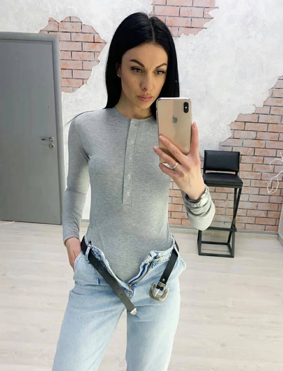 

Женский боди на заклепках серый