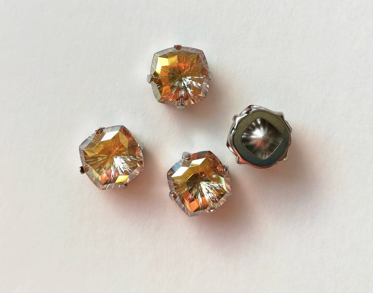 

Кристали Квадрат 10*10 мм В ЦАПАХ під срібло Колір Сонячне сяйво