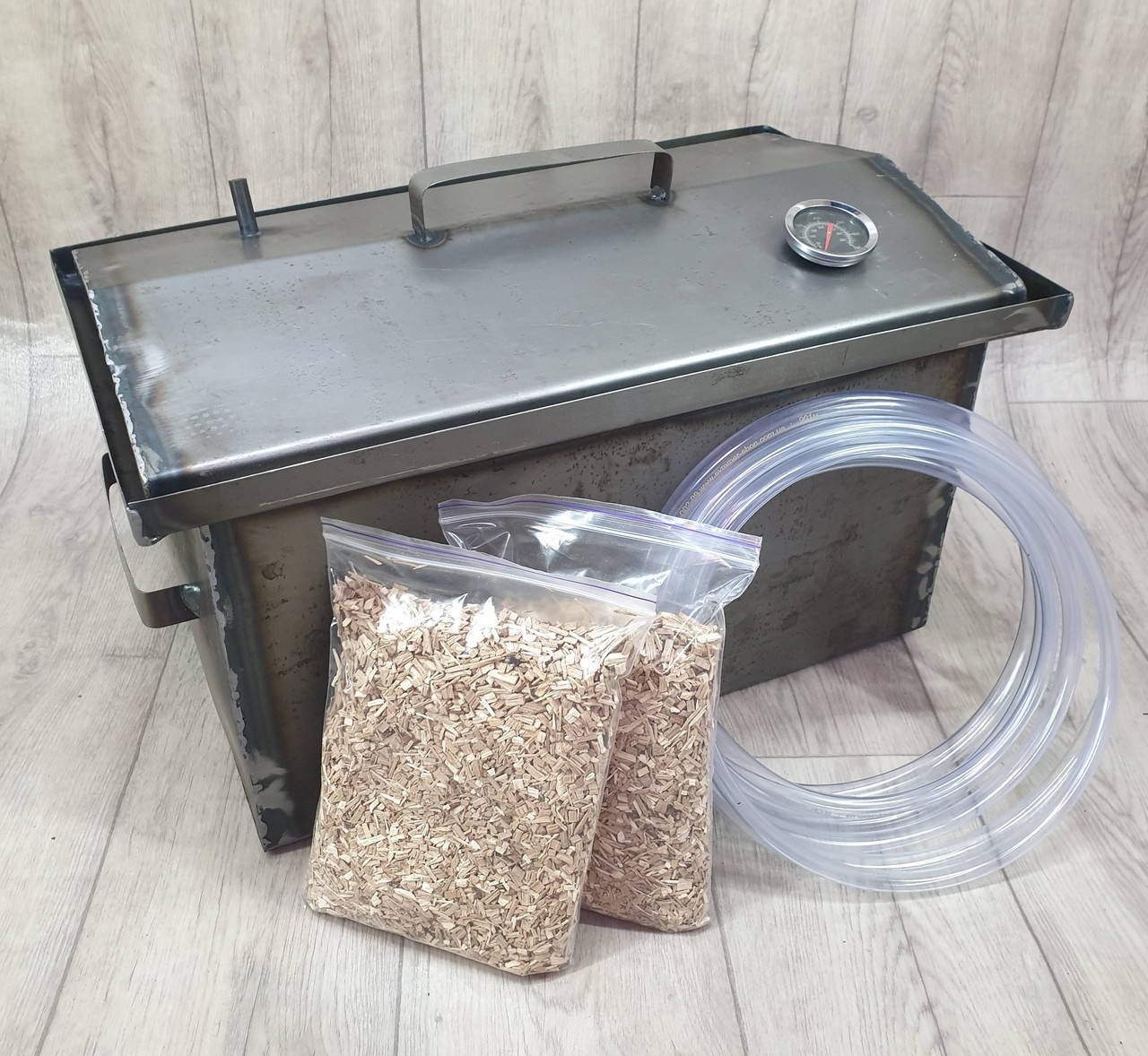 

Коптильня с гидрозатвором Большая 520х310х300мм с термометром + Щепа 2шт по 0.25кг + Шланг 4м