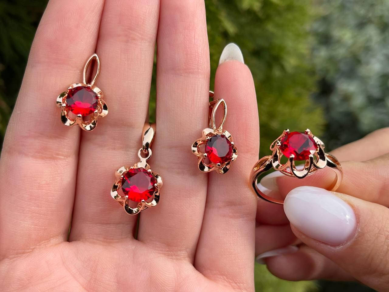 

Комплект с красными цирконами позолота 18к. серьги, кулон, кольцо размер 20.