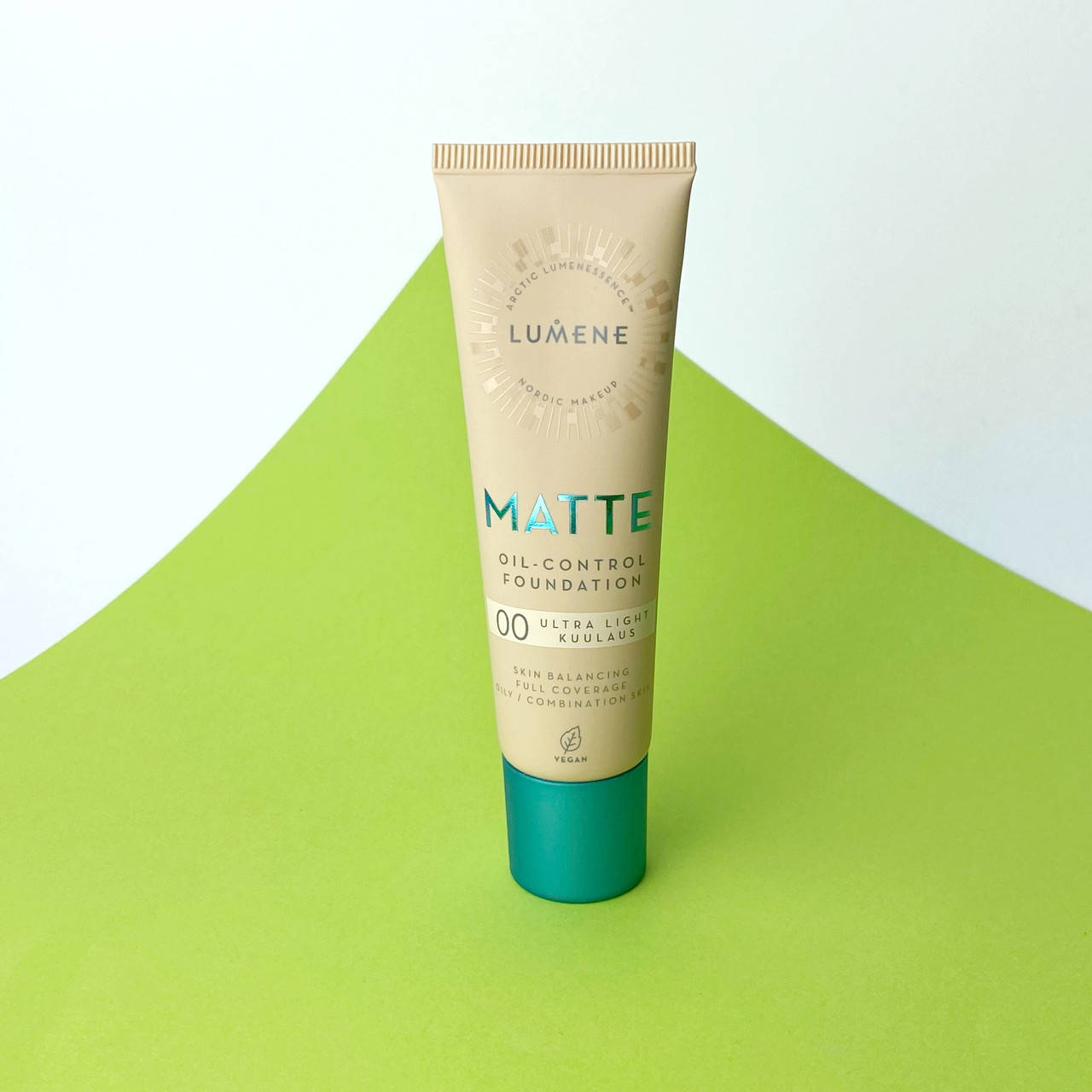 

Матирующая тональная основа Lumene Matte Oil-control Foundation 00-ultra light