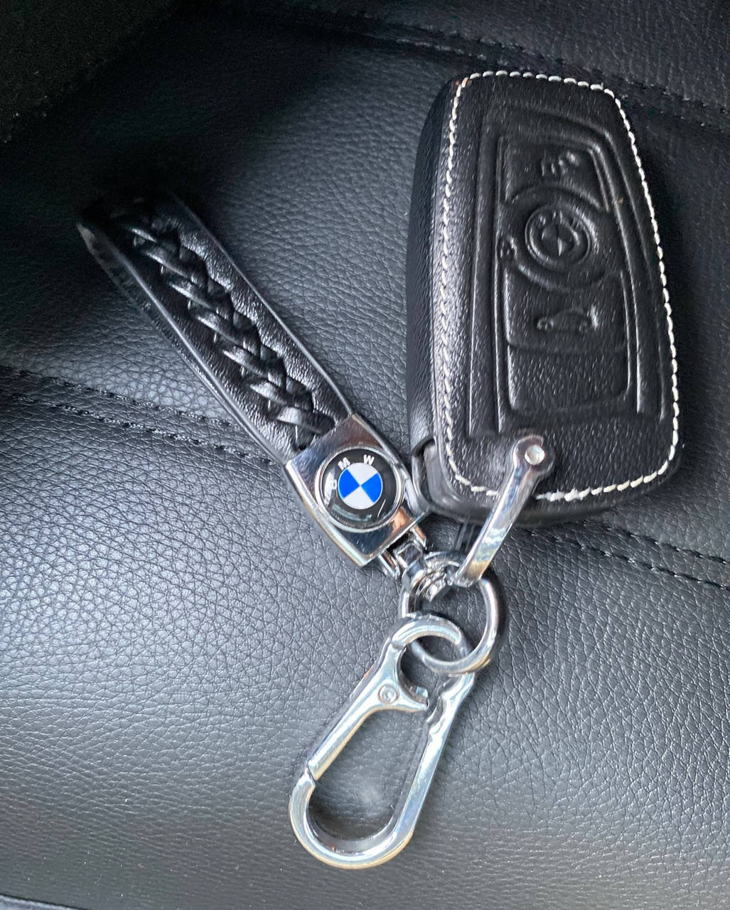 

Брелок автомобильный кожаный с карабином BMW (БМВ)